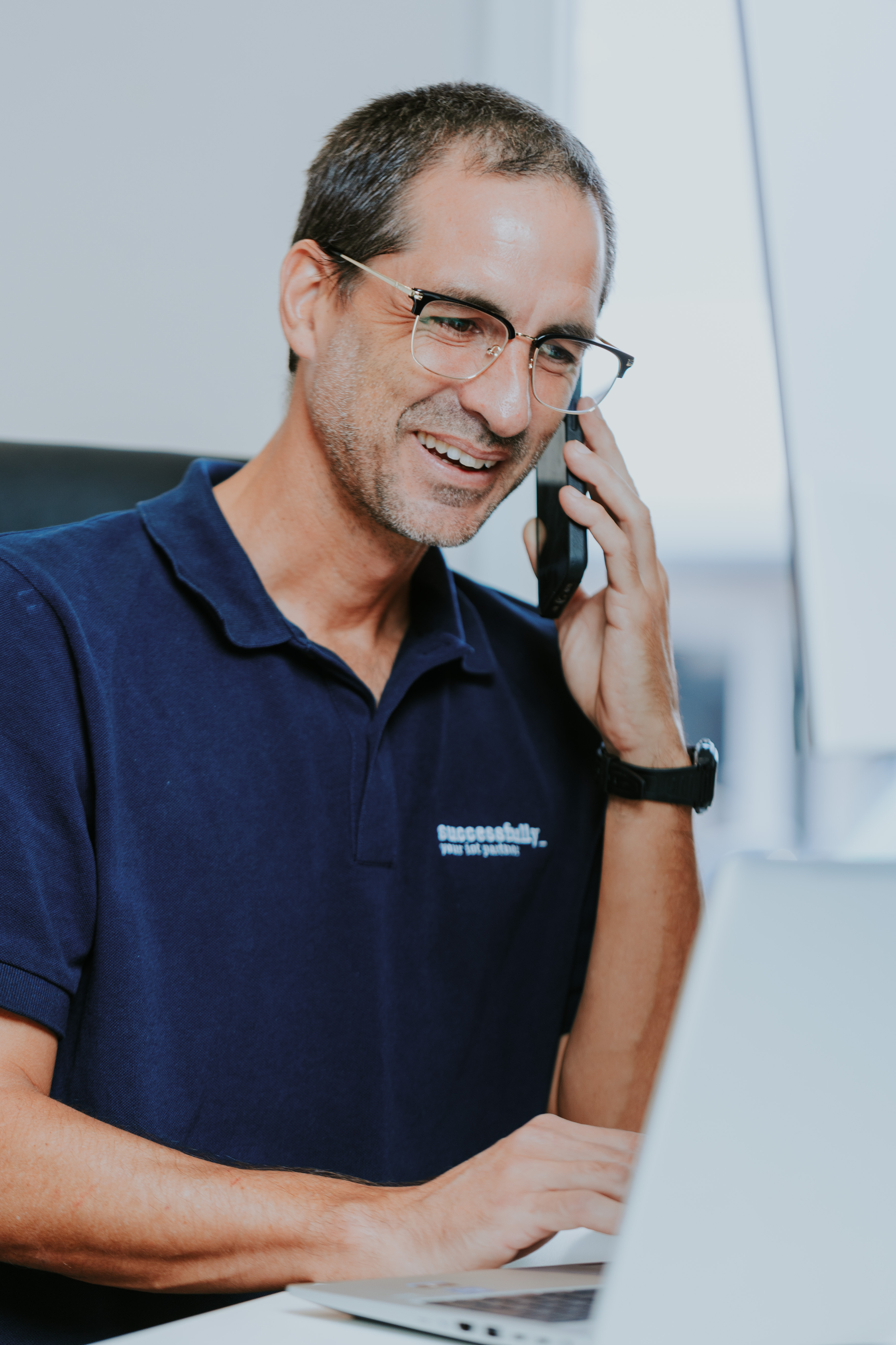 Consultant aan de telefoon met een klant